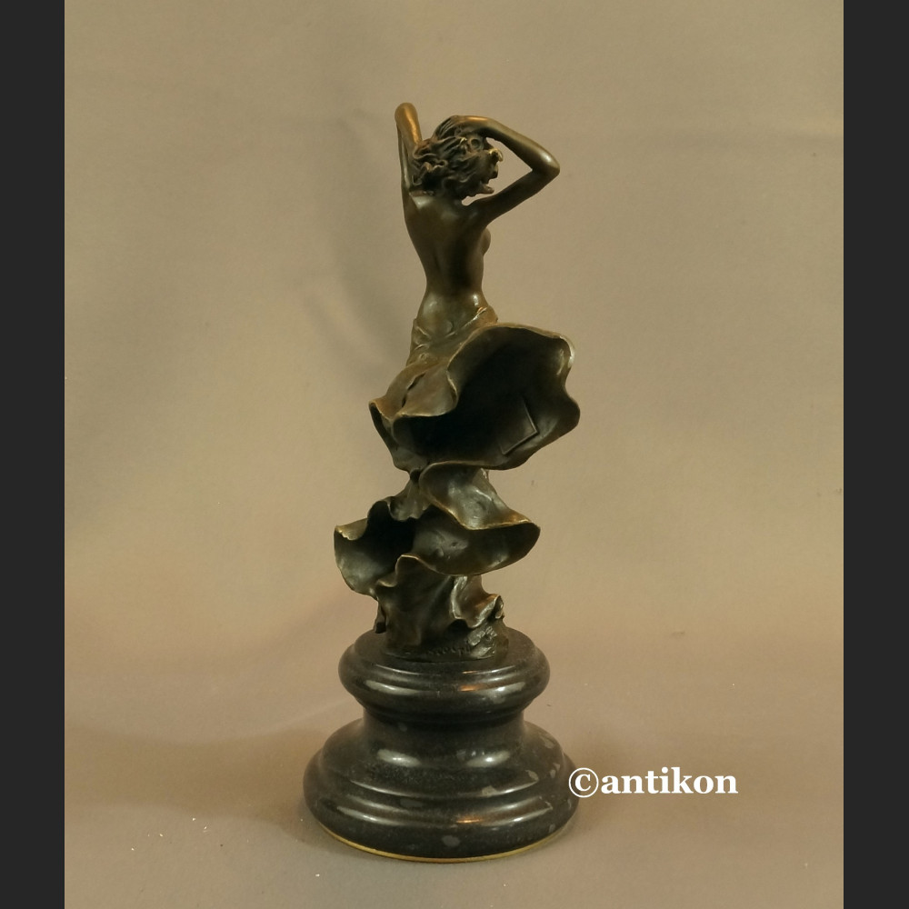 Figurki art deco dziewczyna w długiej sukni piękna rzeźba 