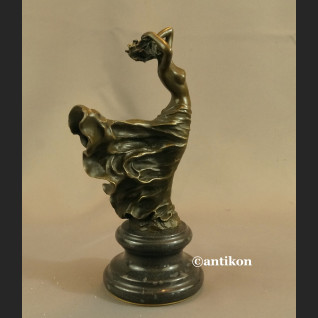 Figurki art deco dziewczyna w długiej sukni piękna rzeźba 