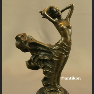 Figurki art deco dziewczyna w długiej sukni piękna rzeźba 