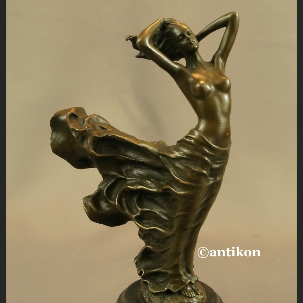 Figurki art deco dziewczyna w długiej sukni piękna rzeźba 