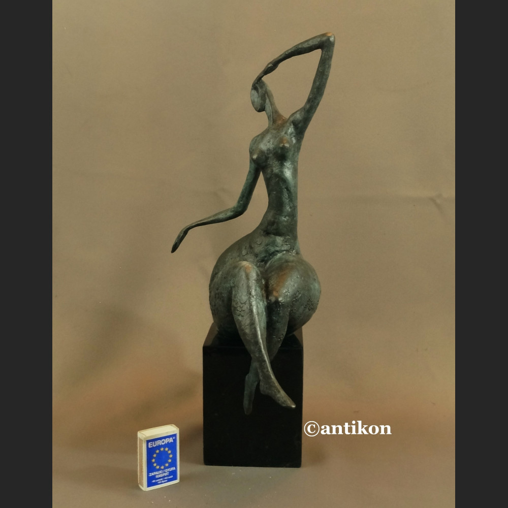 Rzeźba nowoczesna Kobieta siedząca brąz 