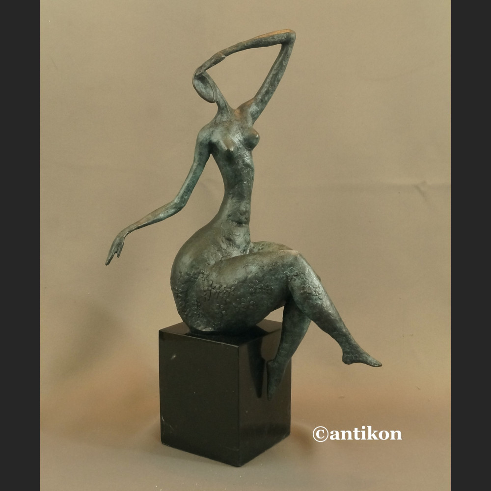 Rzeźba nowoczesna Kobieta siedząca brąz 