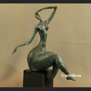 Rzeźba nowoczesna Kobieta siedząca brąz 