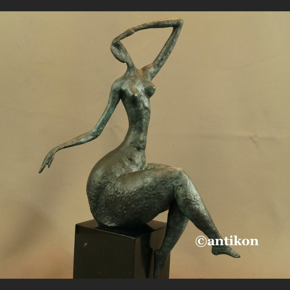 Rzeźba nowoczesna Kobieta siedząca brąz 