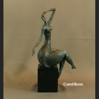 Rzeźba nowoczesna Kobieta siedząca brąz 