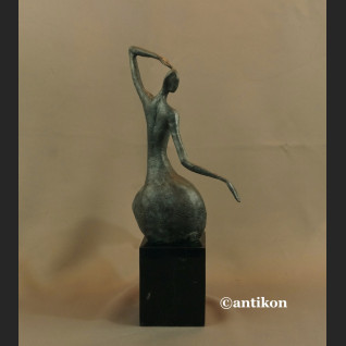 Rzeźba nowoczesna Kobieta siedząca brąz 