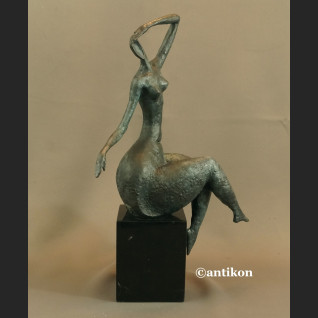 Rzeźba nowoczesna Kobieta siedząca brąz 