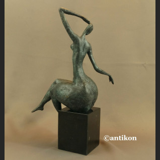 Rzeźba nowoczesna Kobieta siedząca brąz 