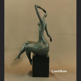 Rzeźba nowoczesna Kobieta siedząca brąz 