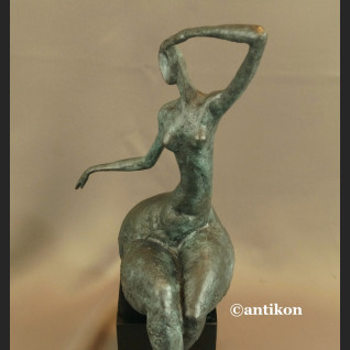 Rzeźba nowoczesna Kobieta siedząca brąz 