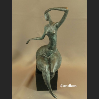 Rzeźba nowoczesna Kobieta siedząca brąz 