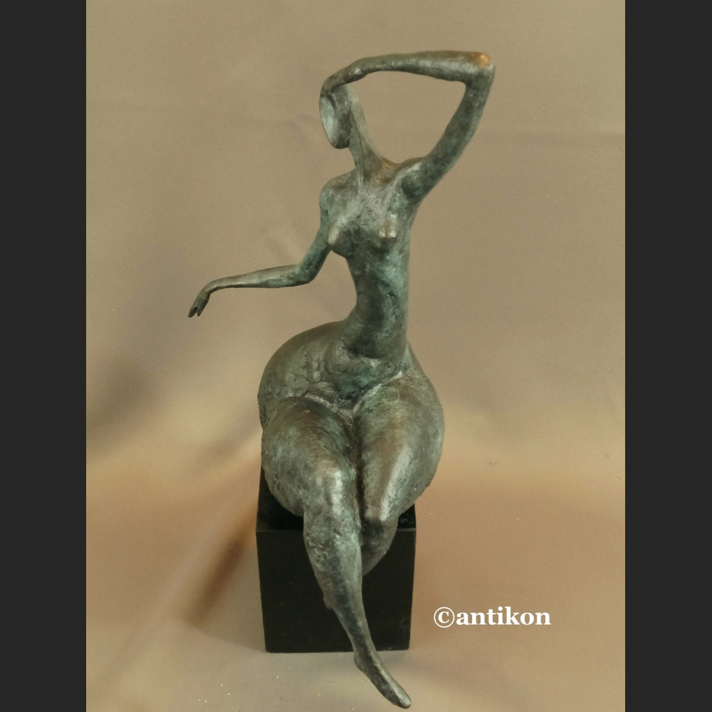 Rzeźba nowoczesna Kobieta siedząca brąz 