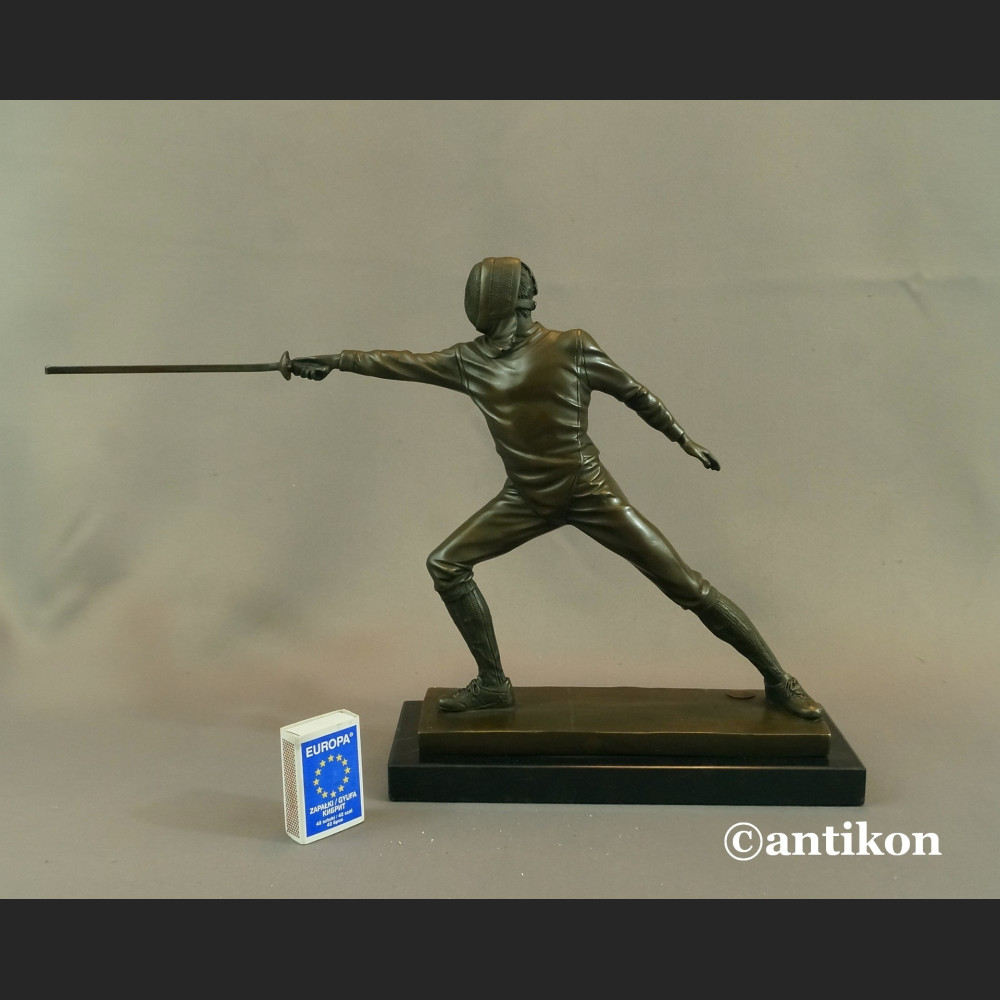 Figurka szermierz statuetka z brązu Figurka szermierz statuetka z brązu