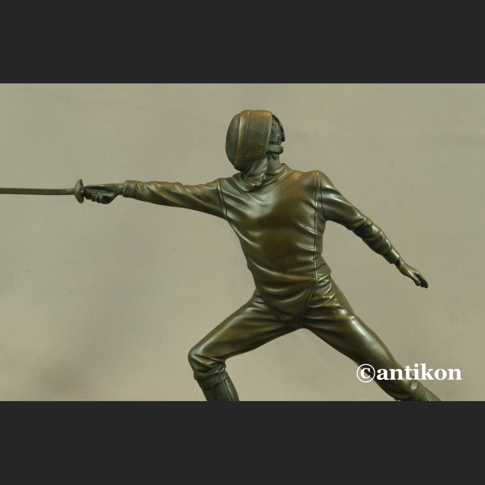 Figurka szermierz statuetka z brązu Figurka szermierz statuetka z brązu