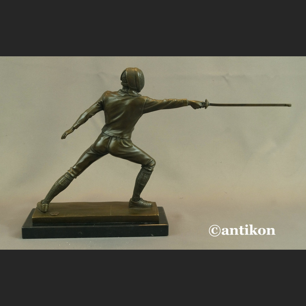 Figurka szermierz statuetka z brązu Figurka szermierz statuetka z brązu