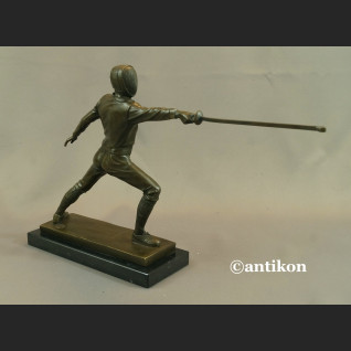 Figurka szermierz statuetka z brązu Figurka szermierz statuetka z brązu