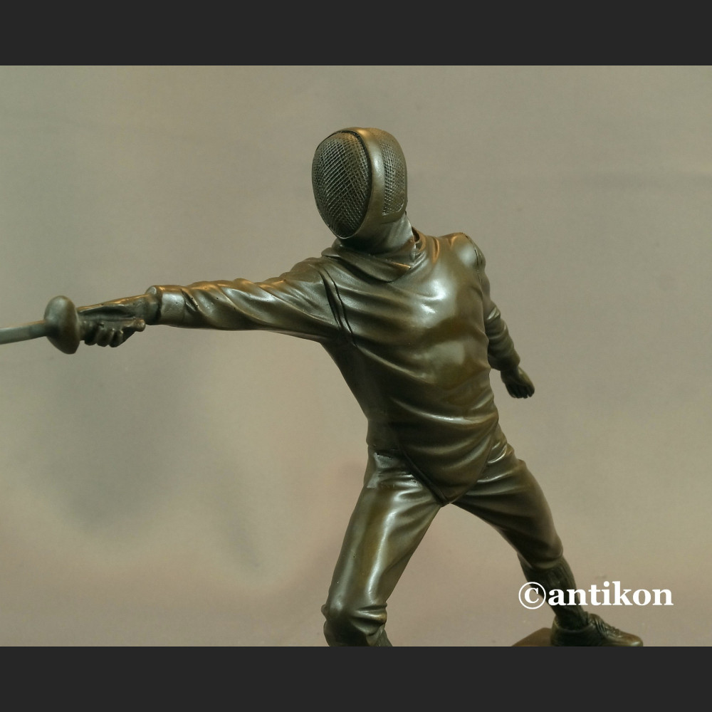 Figurka szermierz statuetka z brązu Figurka szermierz statuetka z brązu