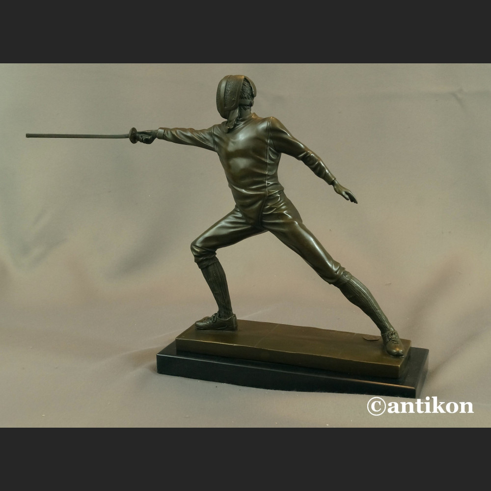 Figurka szermierz statuetka z brązu Figurka szermierz statuetka z brązu