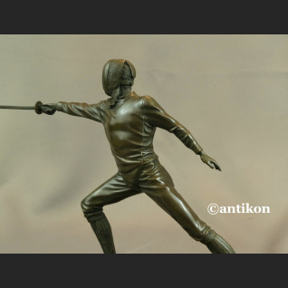 Figurka szermierz statuetka z brązu Figurka szermierz statuetka z brązu