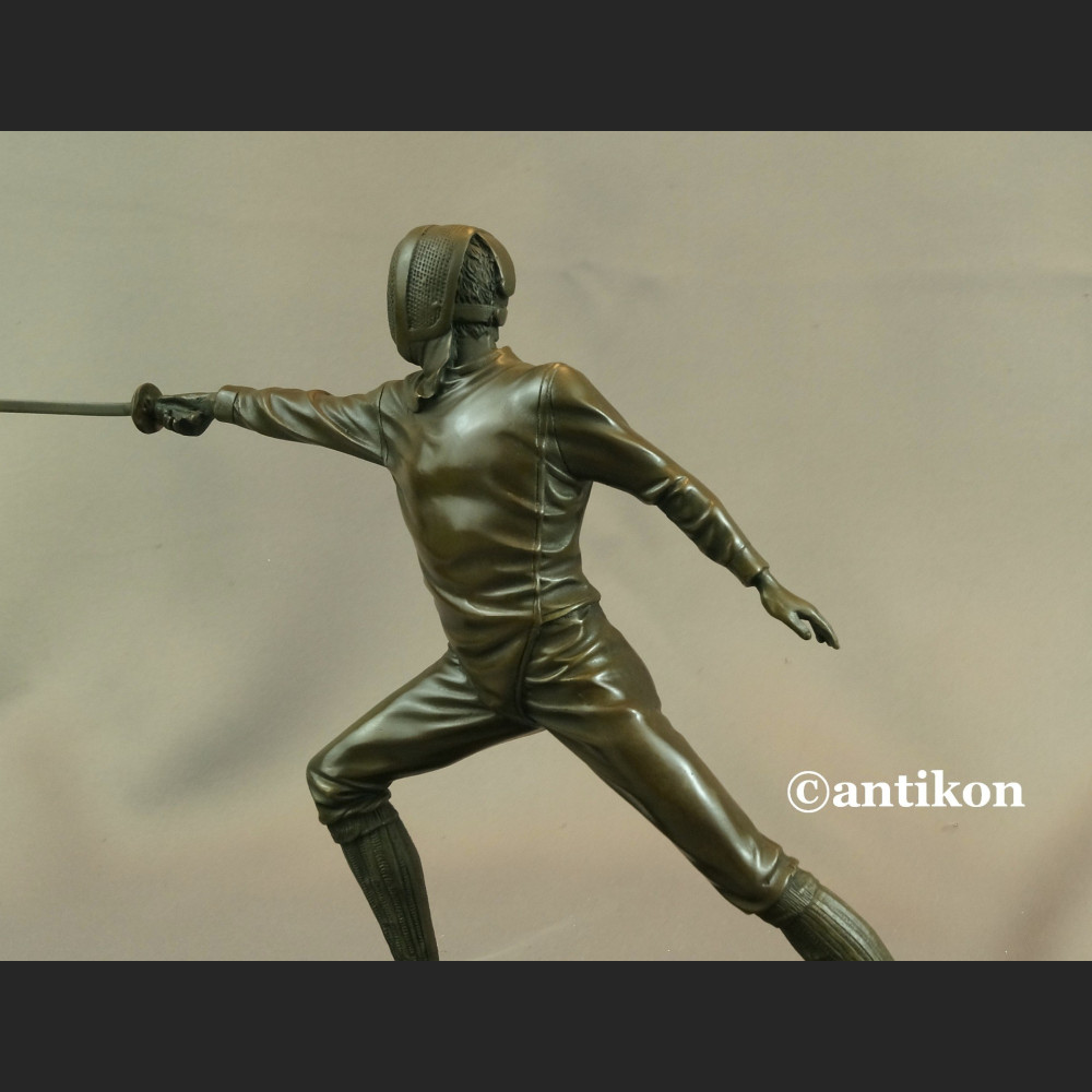 Figurka szermierz statuetka z brązu Figurka szermierz statuetka z brązu
