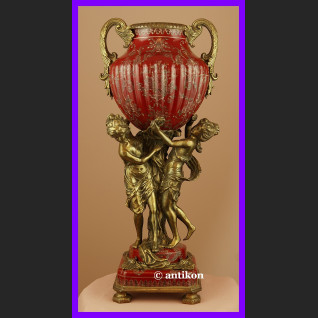 Barokowa waza z figurami kobiet 