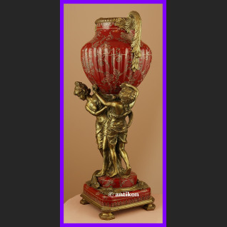 Barokowa waza z figurami kobiet 