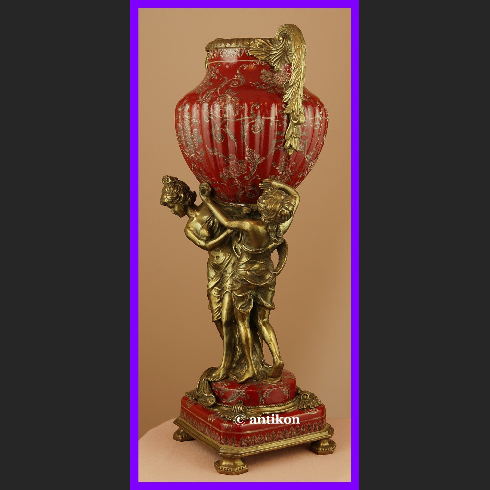 Barokowa waza z figurami kobiet 