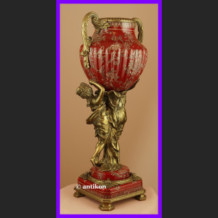 Barokowa waza z figurami kobiet 