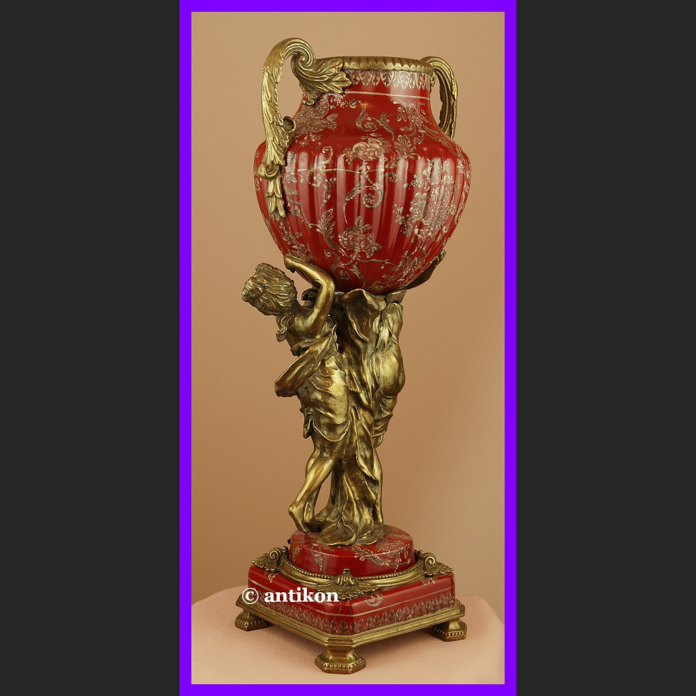 Barokowa waza z figurami kobiet 