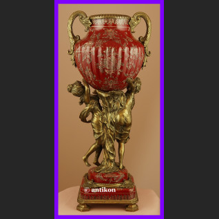 Barokowa waza z figurami kobiet 