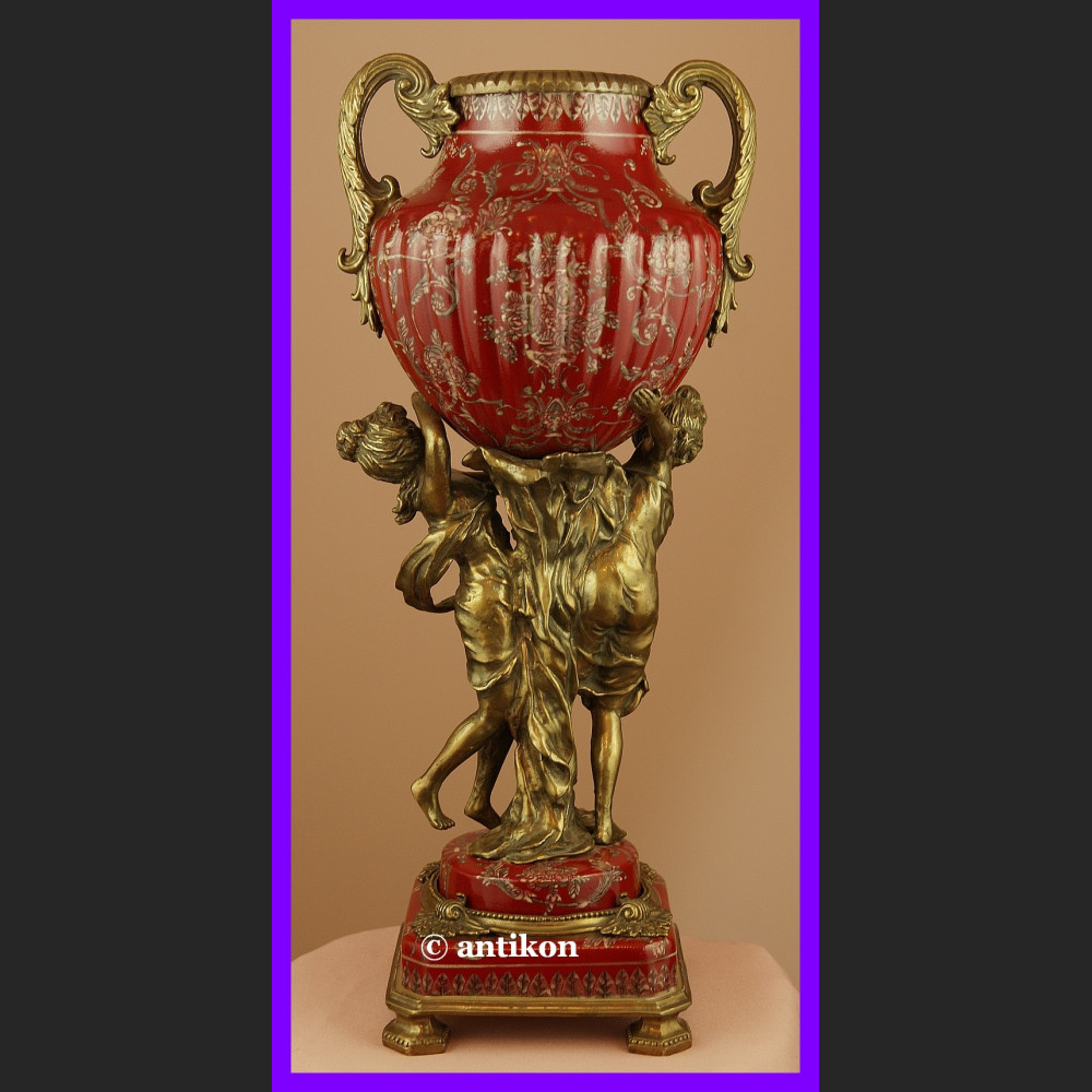 Barokowa waza z figurami kobiet 