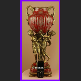 Barokowa waza z figurami kobiet 