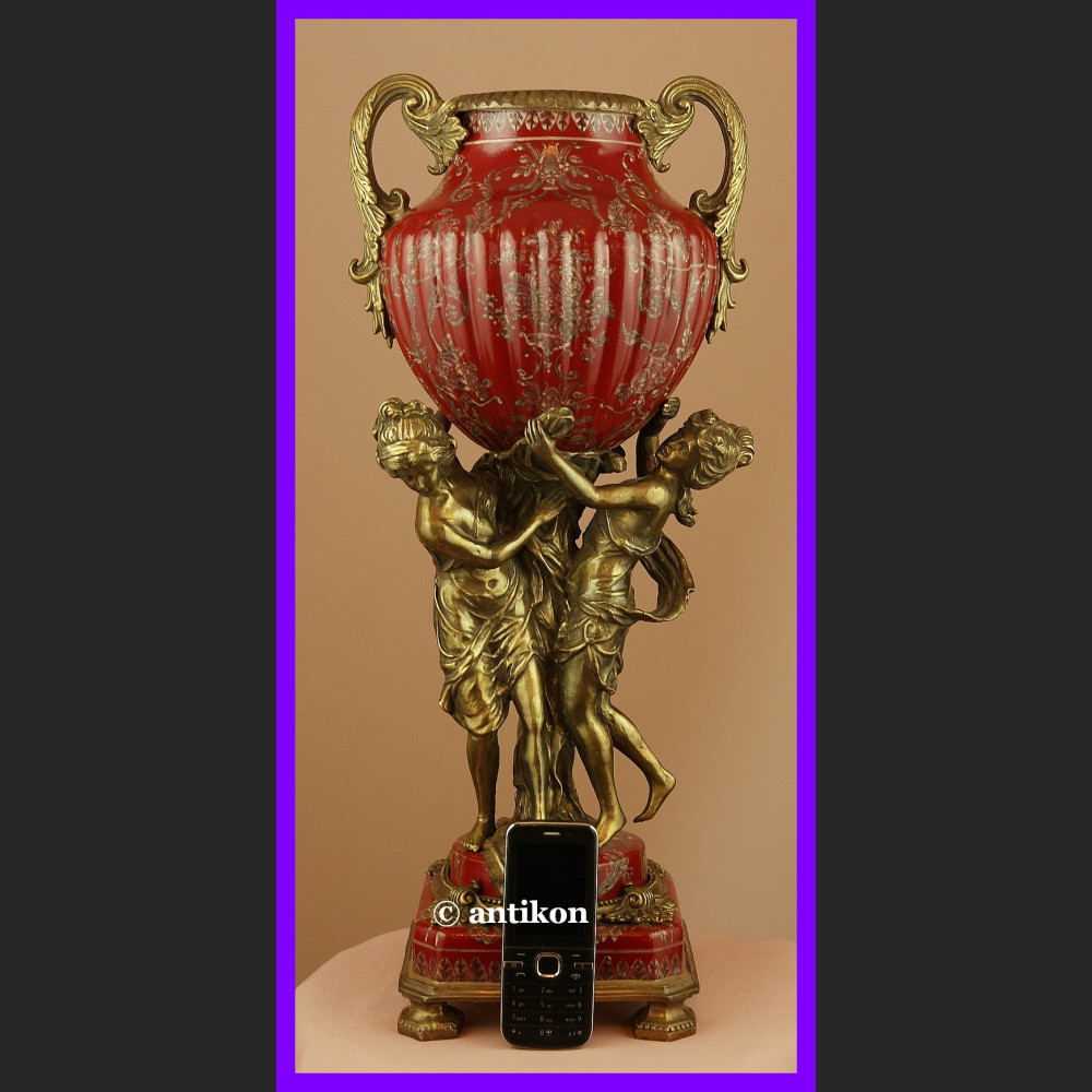 Barokowa waza z figurami kobiet 