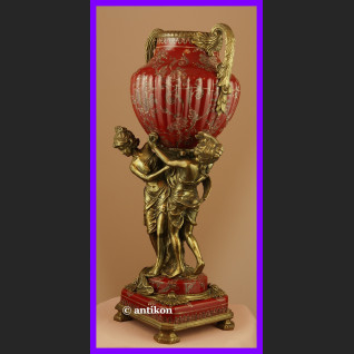 Barokowa waza z figurami kobiet 