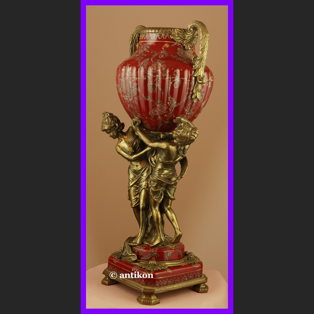 Barokowa waza z figurami kobiet 