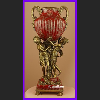 Barokowa waza z figurami kobiet 