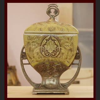 Waza secesyjna z pokrywą okuta brązem 