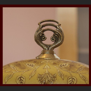 Waza secesyjna z pokrywą okuta brązem 