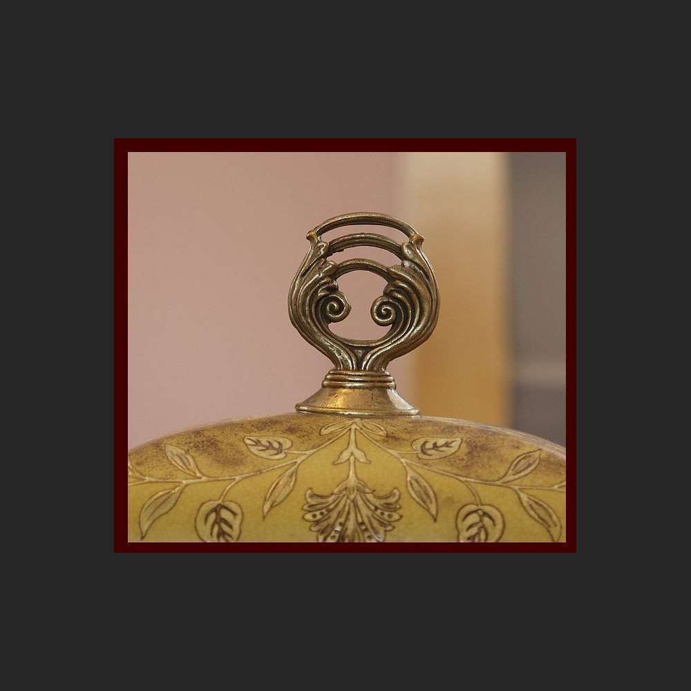 Waza secesyjna z pokrywą okuta brązem 