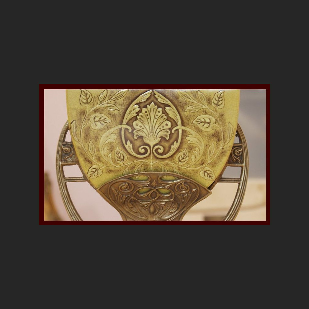 Waza secesyjna z pokrywą okuta brązem 