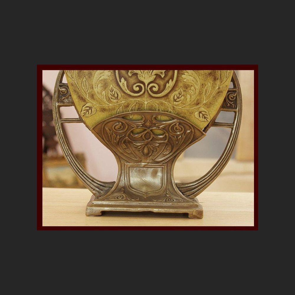 Waza secesyjna z pokrywą okuta brązem 