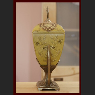 Waza secesyjna z pokrywą okuta brązem 