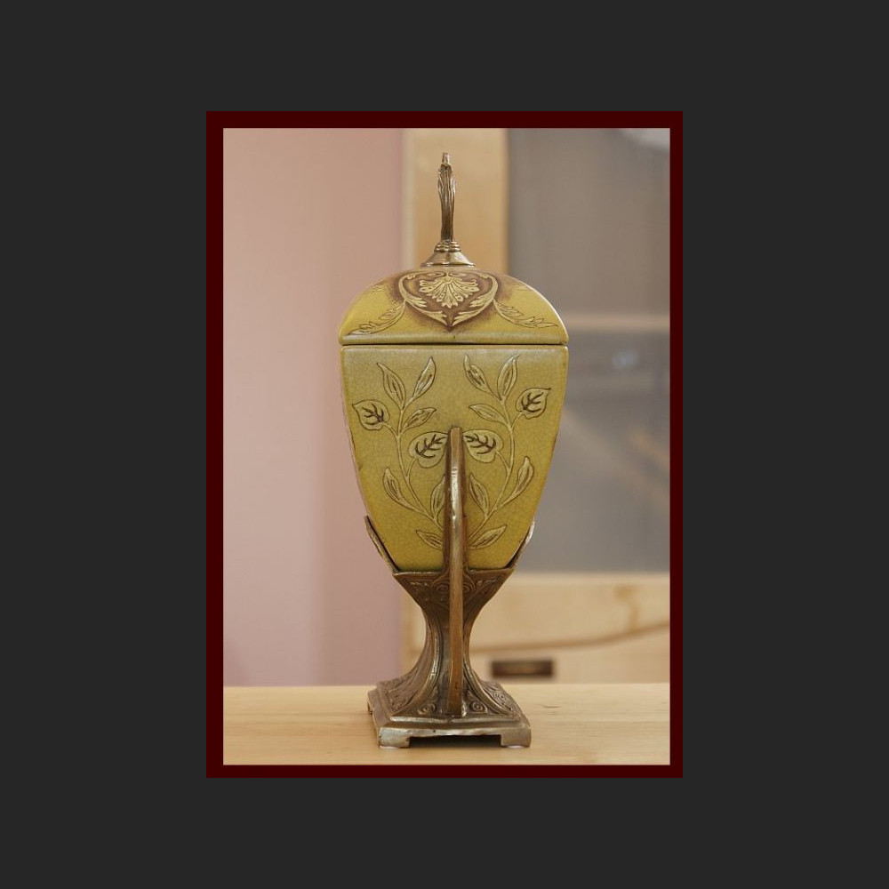 Waza secesyjna z pokrywą okuta brązem 