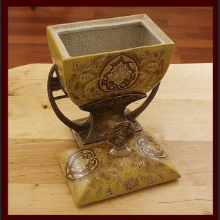 Waza secesyjna z pokrywą okuta brązem 