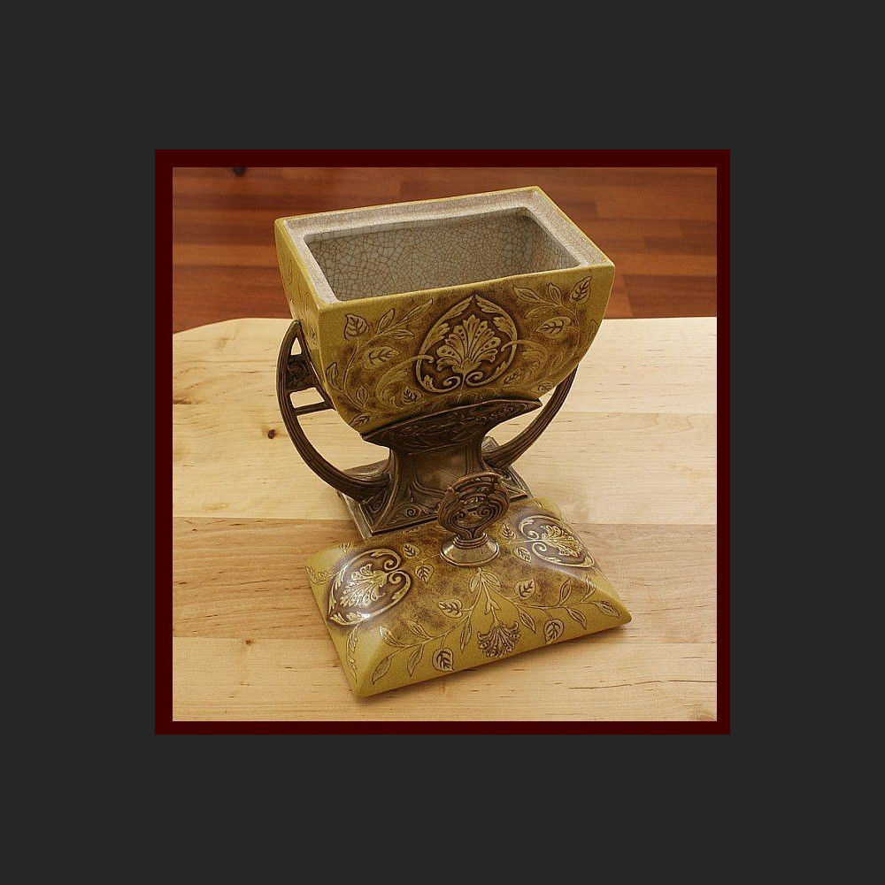 Waza secesyjna z pokrywą okuta brązem 