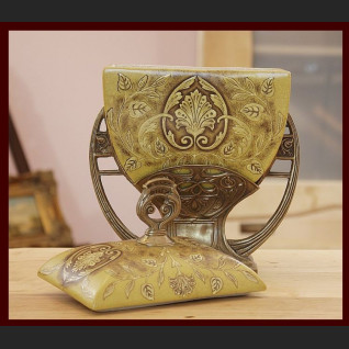 Waza secesyjna z pokrywą okuta brązem 