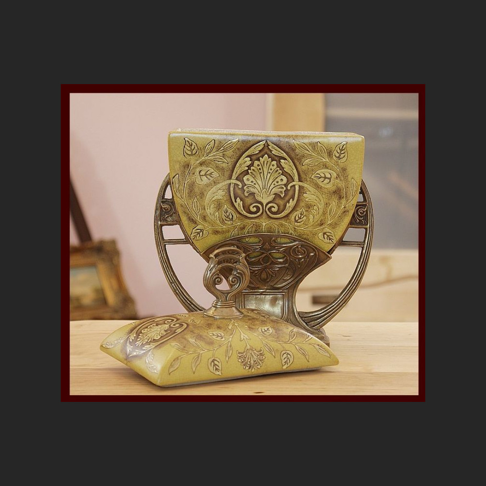 Waza secesyjna z pokrywą okuta brązem 