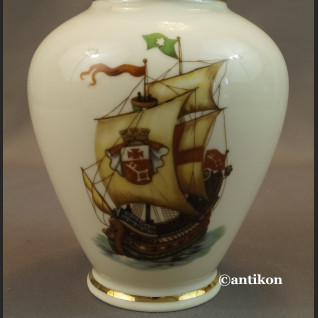 Wazon porcelanowy ze statkiem stara porcelana  Wazon porcelanowy ze statkiem stara porcelana