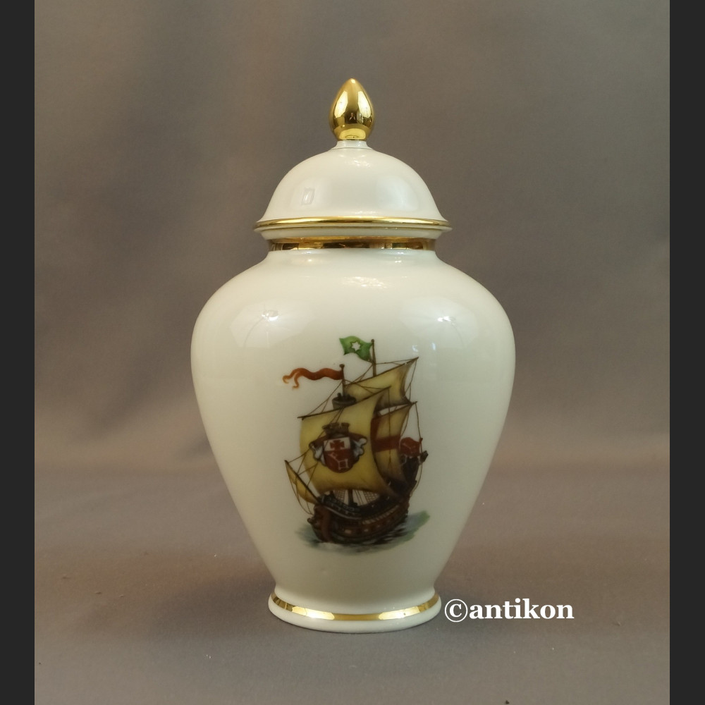 Wazon porcelanowy ze statkiem stara porcelana  Wazon porcelanowy ze statkiem stara porcelana