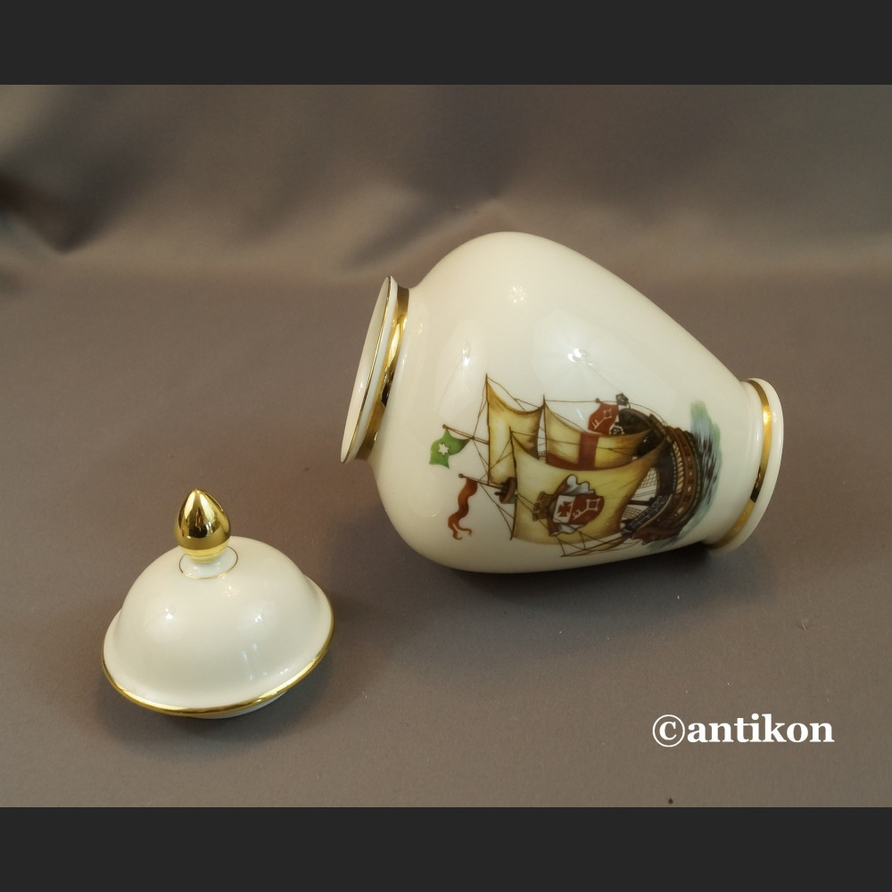 Wazon porcelanowy ze statkiem stara porcelana  Wazon porcelanowy ze statkiem stara porcelana